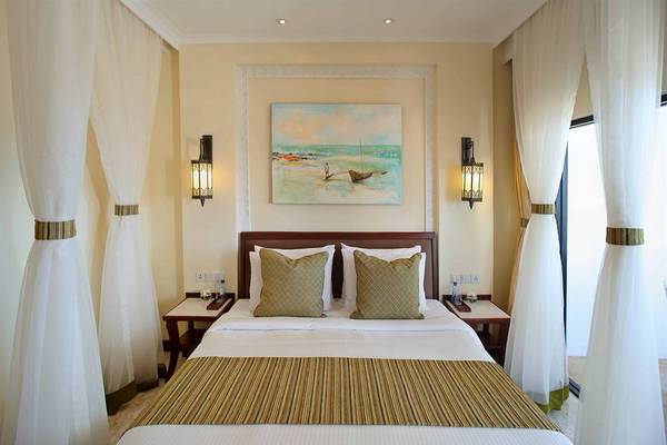 Doppelbettzimmer im Sarova Whitesands Beach Resort mit maritimem Gemälde an der Wand.