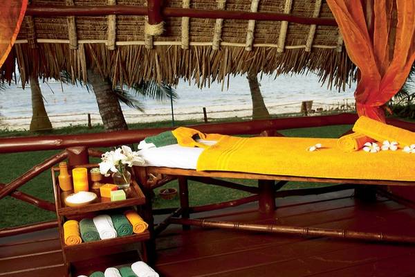 Außenbereich für Behandlungen am Strand des Sarova Whitesands Beach Resort & Spa