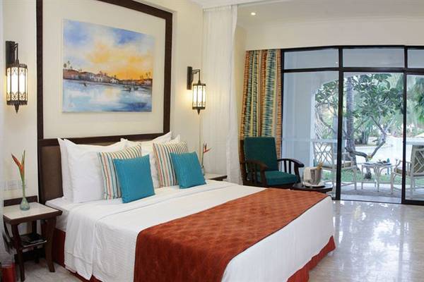Zimmer im Sarova Whitesands Beach Resort & Spa mit Doppelbett, Terrasse und Blick auf die Landschaft.
