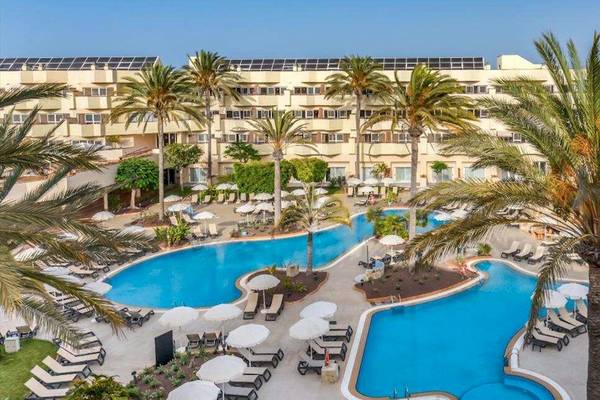 Luftaufnahme des Barcelo Corralejo Bay Hotels mit Swimmingpool und Sonnenliegen.