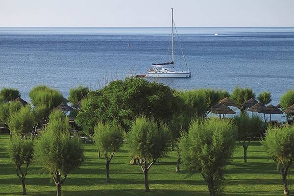 Segelboot im Meer vor dem Atlantica Imperial Resort & Spa.
