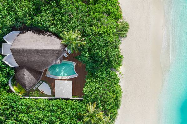 Luftaufnahme des JW Marriott Maldives Resorts mit Pool und Strand