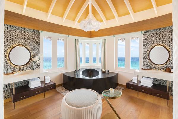 Badezimmer im JW Marriott Maldives Resort & Spa mit Blick auf das Meer.