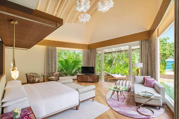 Innenansicht einer Suite im JW Marriott Maldives Resort & Spa mit Blick auf das Meer.