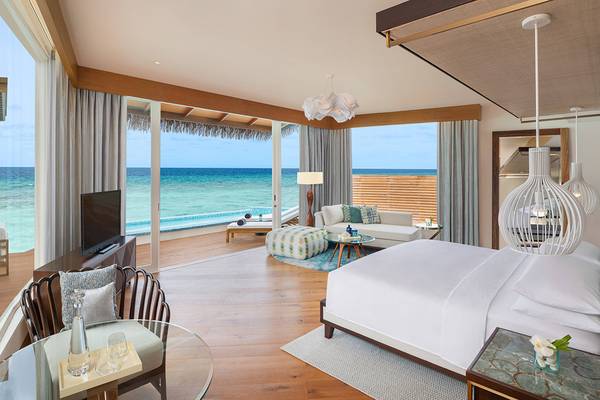 Suite Zimmer im JW Marriott Maldives Resort & Spa mit Meerblick.