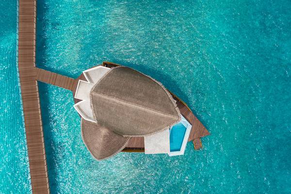 Luftaufnahme des JW Marriott Maldives Resort & Spa mit Wasserbungalow am Wasser