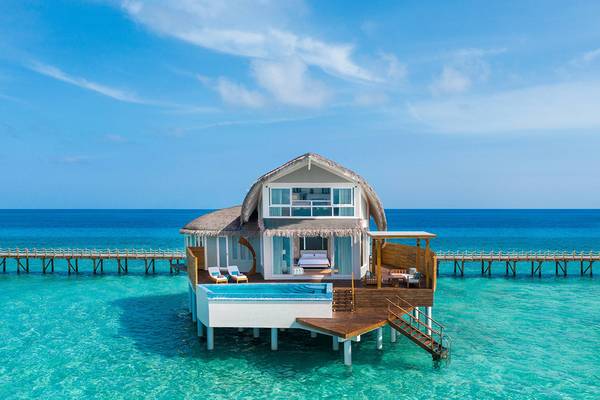 JW Marriott Maldives Resort & Spa Wasservilla mit Pool und Steg am Meer