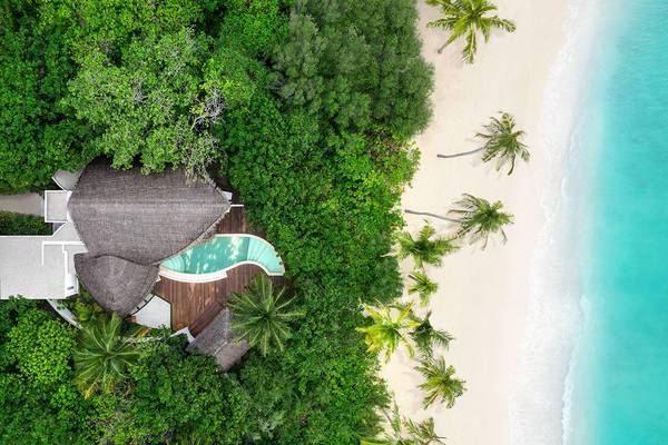 Luftaufnahme des JW Marriott Maldives Resort & Spa mit Swimmingpool und Strand