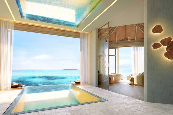Innenansicht der Suite im JW Marriott Maldives Resort & Spa mit Blick auf das Meer