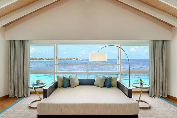 Innenansicht einer Suite im JW Marriott Maldives Resort & Spa mit Blick auf das Meer.