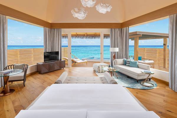 Innenansicht der Suite im JW Marriott Maldives Resort & Spa mit Blick auf das Meer.