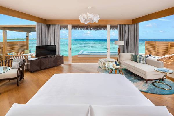 Innenansicht eines Zimmers im JW Marriott Maldives Resort & Spa mit Blick auf das Meer