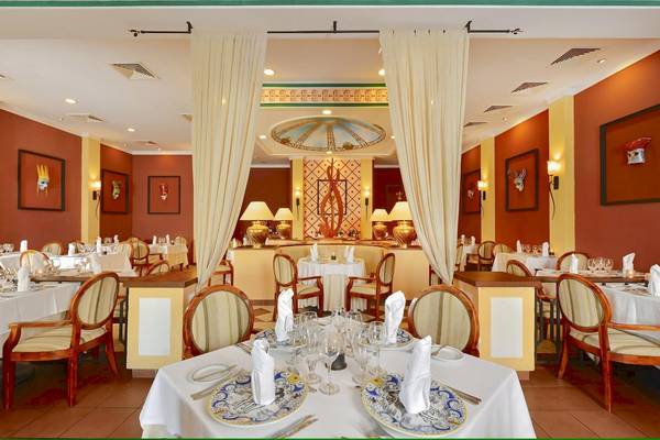 Innenbereich des Restaurants im Royalton Hicacos Resort & Spa mit gedeckten Tischen und Stühlen.