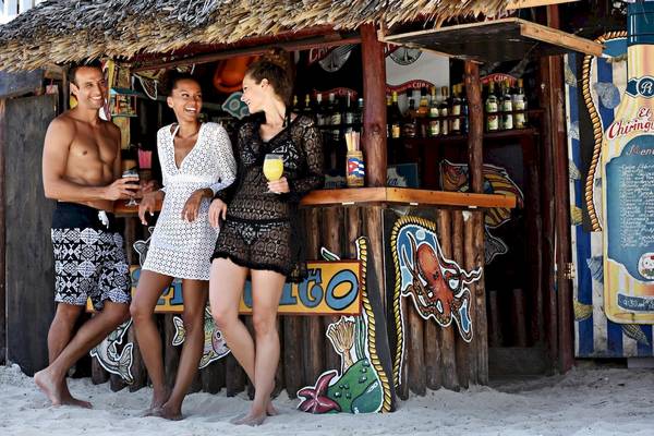 Gäste vor der Bar im Royalton Hicacos Resort & Spa
