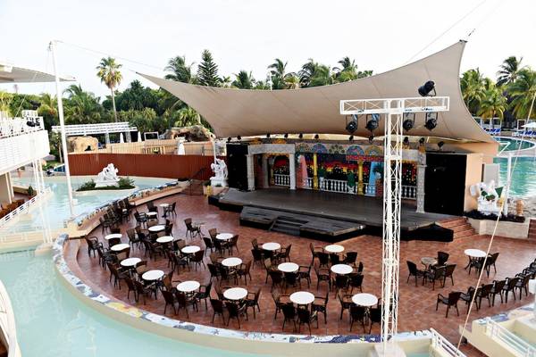 Luftaufnahme des Royalton Hicacos Resort & Spa mit Bühne und Sitzbereichen am Pool