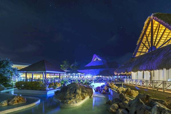 Nachtansicht des Royalton Hicacos Resorts & Spa mit beleuchteten Gebäuden und Wasserlandschaft