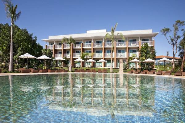 Außenansicht des Royalton Hicacos Resort & Spa mit Swimmingpool und Sonnenliegen.
