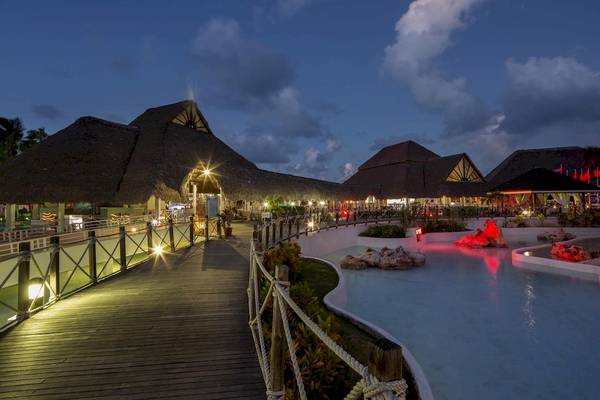 Nachtansicht des Royalton Hicacos Resort & Spa mit beleuchteten Wegen und Wasseranlage
