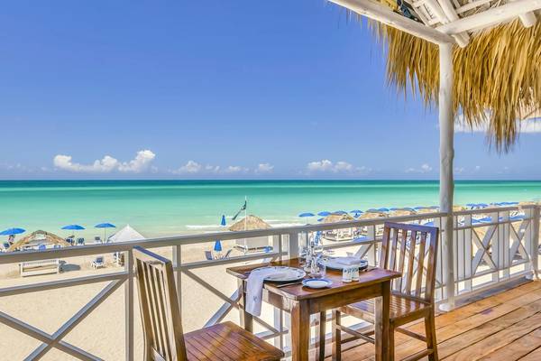Aussicht vom Balkon des Royalton Hicacos Resort & Spa auf den Strand und das Meer