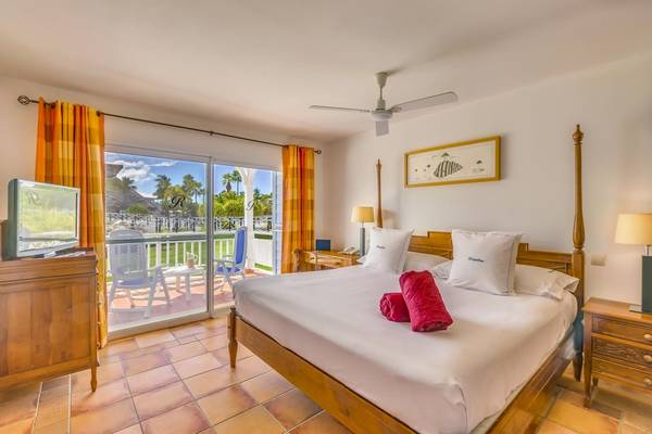Schlafzimmer im Royalton Hicacos Resort & Spa mit Bett, Fernseher und Balkon