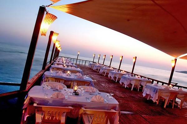 Abendessen am Strand im Ephesia Holiday Beach Club mit Blick auf das Meer und gedeckten Tischen.