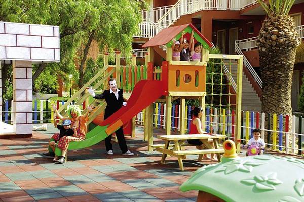 Kinderspielplatz im Ephesia Holiday Beach Club mit Rutsche, Klettergerüst und Clown.