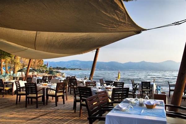 Essenbereich im Freien im Ephesia Holiday Beach Club mit Blick auf das Meer