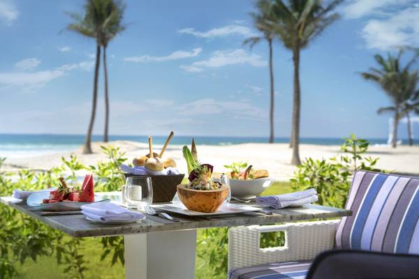 Frühstückstisch mit Blick auf den Strand im Salalah Rotana Resort.