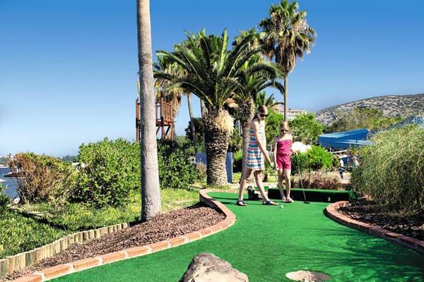 Zwei Maedchen spielen Minigolf im Ephesia Holiday Beach Club Hotel