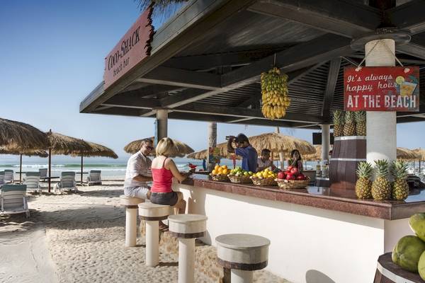 Strandbar im Salalah Rotana Resort mit Kunden und tropischen Früchten