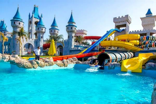 Wasserpark mit Rutschen und Schlossdekoration im Serenity Alma Heights Hotel