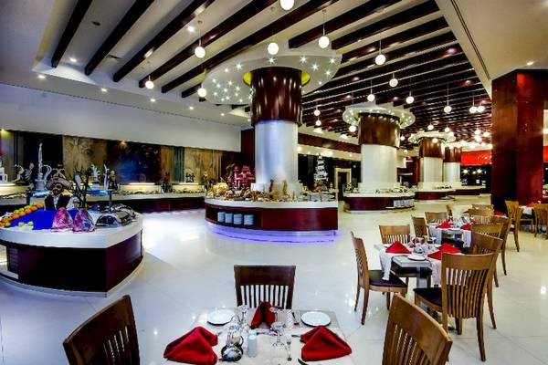 Restaurantbereich des Serenity Alma Heights Hotels mit gedeckten Tischen und Buffet