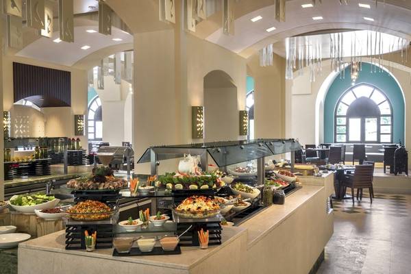 Buffettisch im Salalah Rotana Resort mit verschiedenen Speisen und Salaten.