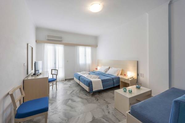 Innenansicht eines Doppelzimmers im Narges Hotel mit zwei Betten, Schreibtisch, Fernseher, und moderner Einrichtung.
