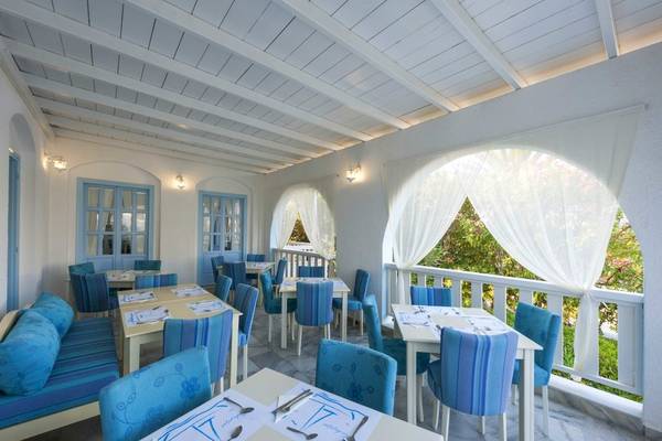 Innenansicht des Narges Hotels Terrassenrestaurant mit blauen Möbeln und weißen Wänden.