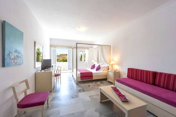 Innenansicht der Suite im Narges Hotel mit Bett, Sofa, Schreibtisch und Fernseher.