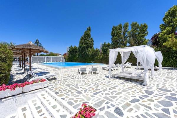Der Poolbereich des Narges Hotels mit Sonnenschirmen und Liegestühlen.