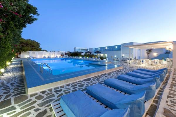 Abendansicht des Poolbereichs des Narges Hotels mit blauen Liegen und Pflanzen
