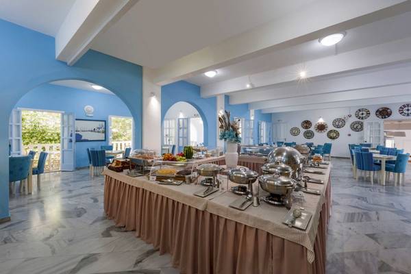 Frühstücksbuffet im Narges Hotel mit vielen Speisen auf langen Tischen.