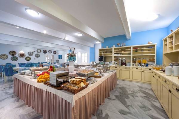 Frühstücksbuffet im Narges Hotel mit verschiedenen Speisen und Getränken.