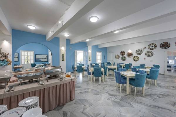 Frühstücksbuffet im Narges Hotel mit blauen Stühlen und Tischen.