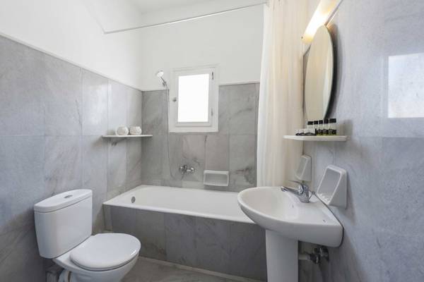 Badezimmer im Narges Hotel mit Badewanne, Toilette und Waschbecken.