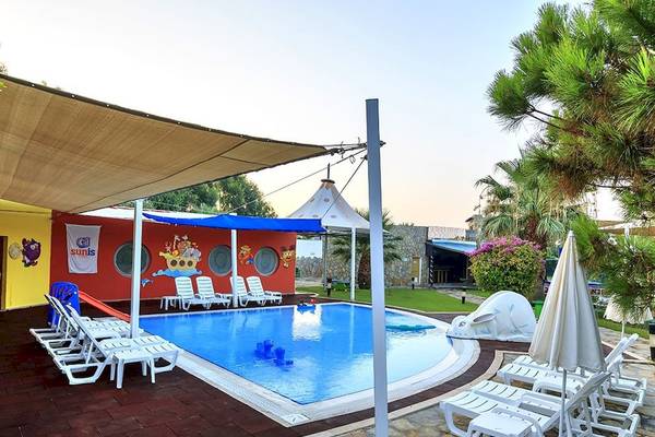 Kinderpool mit Liegestühlen und Sonnenschirmen im Freien, Sunis Elita Beach Resort Hotel.