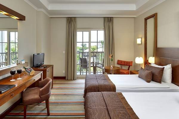 Doppelzimmer im Sunis Elita Beach Resort Hotel & Spa mit zwei Betten, Schreibtisch, Fernseher und Balkon