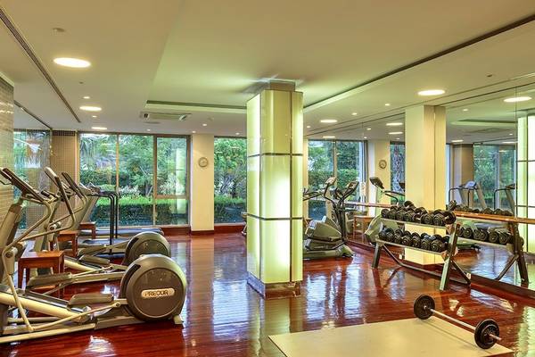 Innenansicht des Fitness-Centers des Sunis Elita Beach Resort Hotel & Spa mit Laufbändern, Hanteln und anderen Geräten.