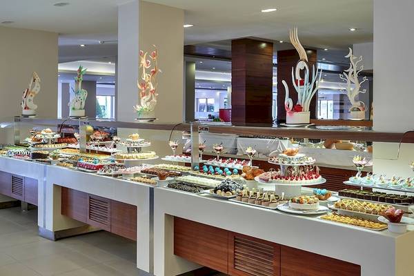 Buffet im Sunis Elita Beach Resort Hotel & Spa mit vielen Desserts und Kuchen