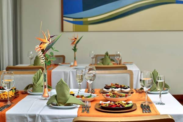 Ein elegantes Esszimmer im Sunis Elita Beach Resort Hotel & Spa mit gedeckten Tischen und Speisen.