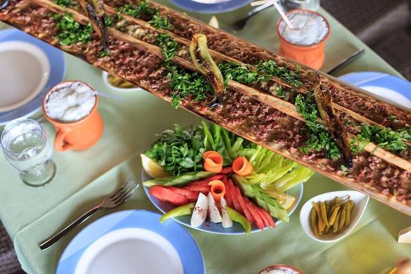 Ein Tisch mit Essen, Getränken und Salat, serviert im Sunis Elita Beach Resort Hotel & Spa.