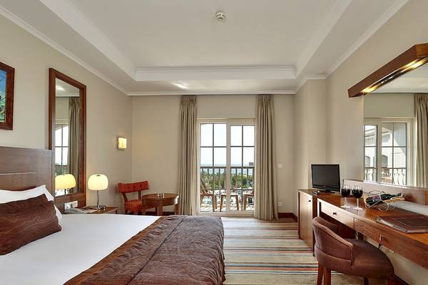 Zimmer im Sunis Elita Beach Resort Hotel & Spa mit Balkon und Meerblick