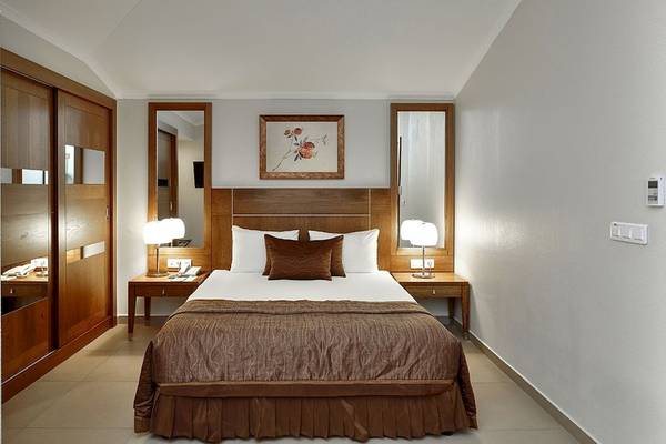 Hotelzimmer im Sunis Elita Beach Resort Hotel & Spa mit Doppelbett, Lampen und Gemälde